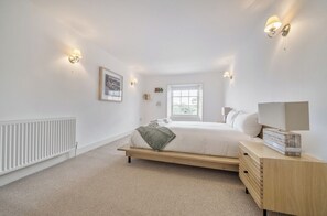 6 bedrooms, desk, iron/ironing board, WiFi