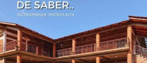 Un edificio con patio interior, varios balcones y un letrero que indica que es un parque geodésico.