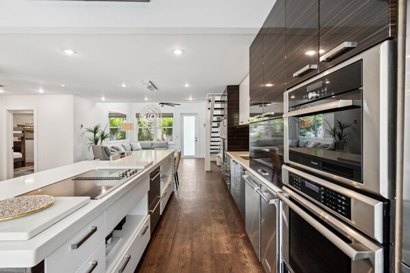 Réfrigérateur, four à micro-ondes, un four, surface de cuisson