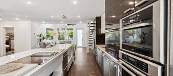 Silver Thatch House – Luxe Cayman Islands Beach Stay Near Dining & Shops