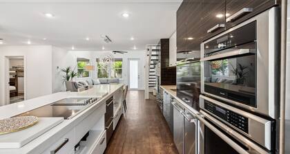 Silver Thatch House – Luxe Cayman Islands Beach Stay Near Dining & Shops