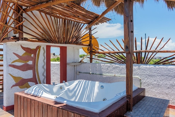 Outdoor spa tub
