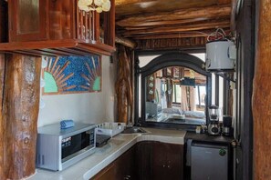 Micro-ondes, plaque de cuisson, cafetiĂšre/bouilloire