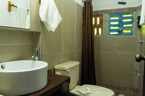 Sèche-cheveux, serviettes fournies