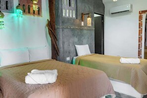 1 bedroom, iron/ironing board, WiFi, bed sheets - Isla Mujeres Studio: Ocean Views & Rooftop Fun! (Isla Mujeres)