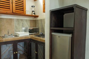 Microwave, stovetop, coffee/tea maker, cookware/dishes/utensils - Modern King Studio Near the Caribbean Sea (Isla Mujeres)