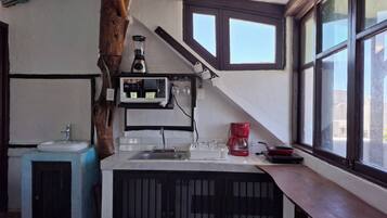 Microones, placa de cuina i cafetera i tetera