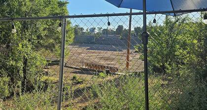 Charming 3-bedroom, pet-friendly home with AC, one mile from downtown Courthouse