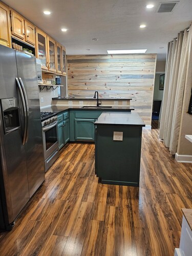 Charming 3-bedroom, pet-friendly home with AC, one mile from downtown Courthouse