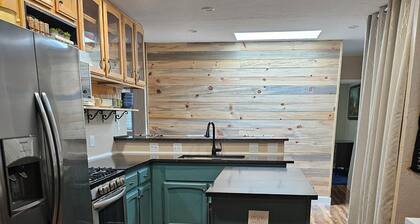 Charming 3-bedroom, pet-friendly home with AC, one mile from downtown Courthouse