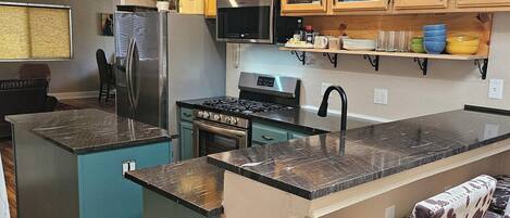 Een microgolfoven, een oven, een kookplaat