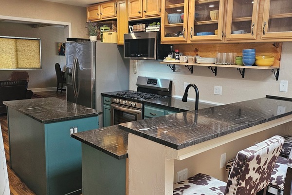 Een microgolfoven, een oven, een kookplaat