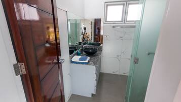 Douche, bidet, serviettes fournies, savon