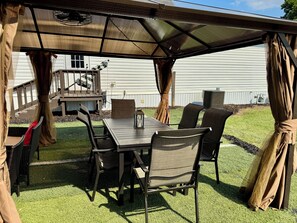 تنا�ول الطعام بالخارج