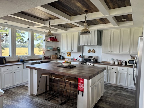 Charming farmhouse stay at Hay Meadow Acres in Diana, TX — enjoy country living.