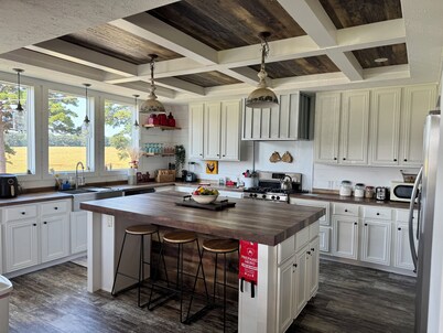 Charming farmhouse stay at Hay Meadow Acres in Diana, TX — enjoy country living.