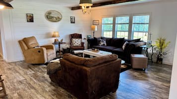 TV connectée, lecteur de DVD, livres