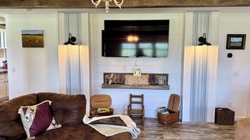 TV connectée, lecteur de DVD, livres