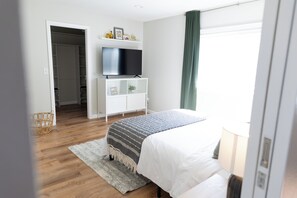 5 bedrooms, iron/ironing board, WiFi, bed sheets