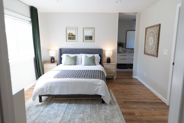 5 bedrooms, iron/ironing board, WiFi, bed sheets