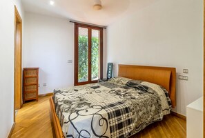 4 chambres, fer et planche à repasser, lit parapluie, Wi-Fi gratuit