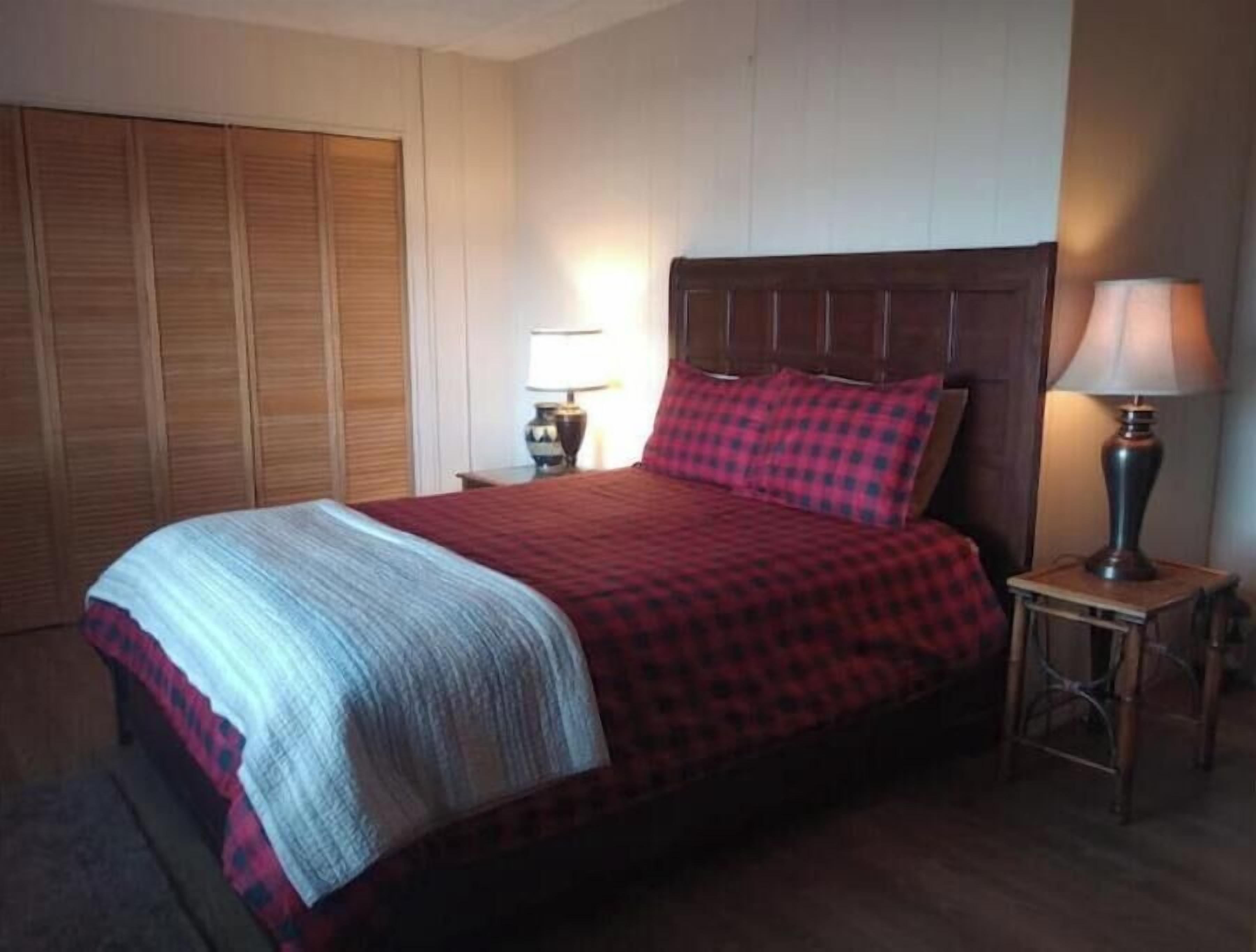 3 bedrooms, internet, bed sheets