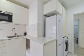 Fridge, microwave, oven, stovetop - Vibrant Setúbal I, Apartment (Setúbal)