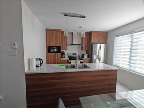 Microwave, oven, stovetop - Beautiful two-storey house-style apartment 13 minutes from the town center (Québec)