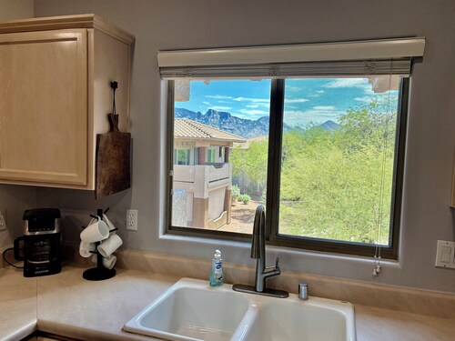 Newly Renovated 2-bedroom/ 2-bath, Dog Friendly Condo in fabulous Oro Valley