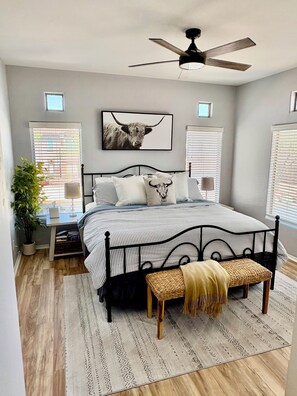 2 habitaciones, tabla de planchar con plancha, wifi y ropa de cama 