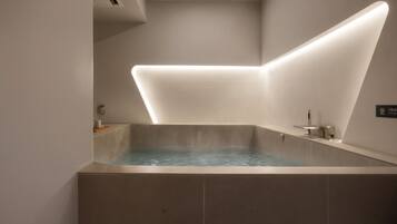 Private spa tub