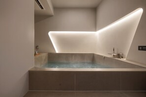 Private spa tub