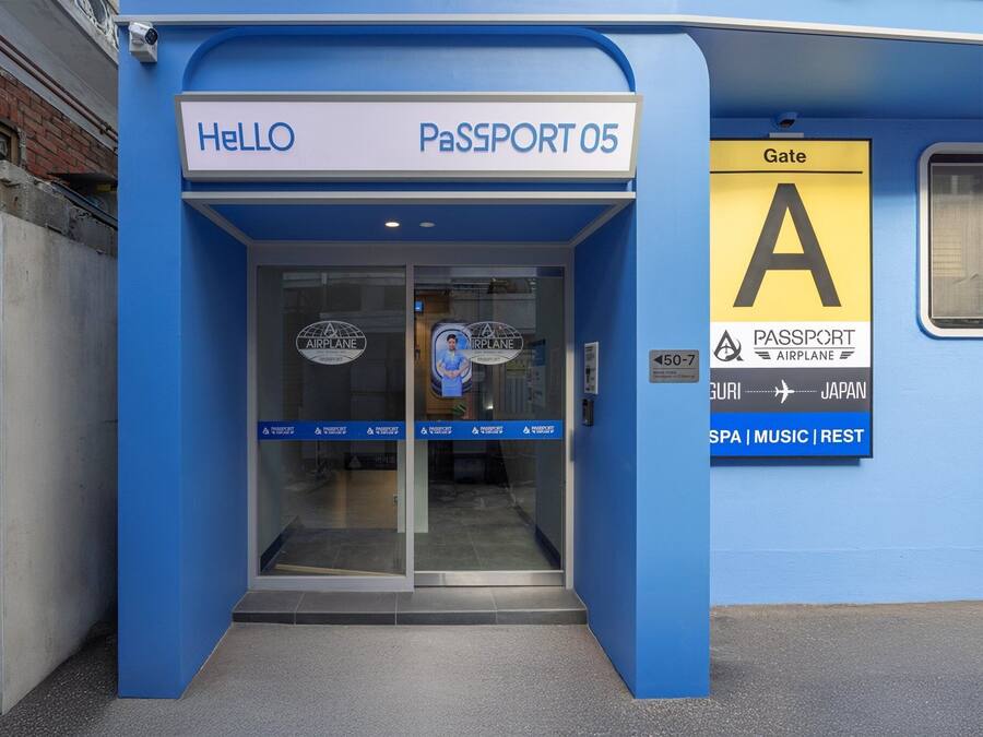 Una entrada azul con letreros que dicen 'HELLO' y 'PASSPORT 05'.
