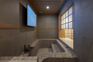 First Class | Wi-Fi gratis dan seprai linen