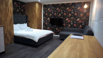 Tabla de planchar con plancha, internet y ropa de cama