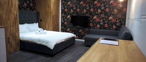 Tabla de planchar con plancha, acceso a internet y ropa de cama