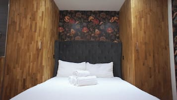 Tabla de planchar con plancha, internet y ropa de cama