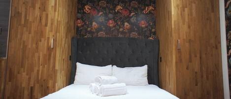 Strykejern/-brett, internettilgang og sengetøy