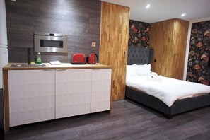 Iron/ironing board, Internet, bed sheets