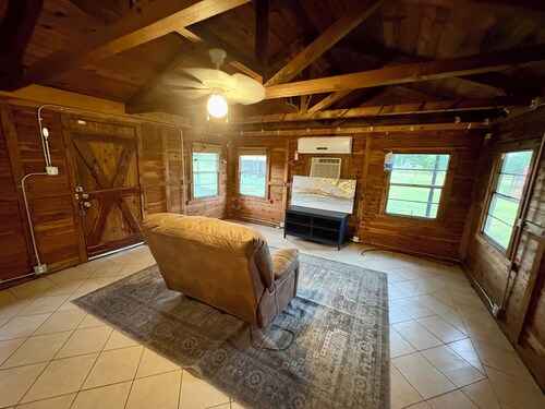 Cozy Cabin near College Station, TX-Great for Aggie Football Weekend