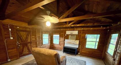 Cozy Cabin near College Station, TX-Great for Aggie Football Weekend