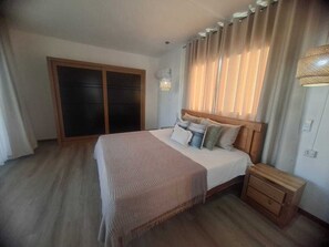 3 bedrooms, iron/ironing board, internet, bed sheets