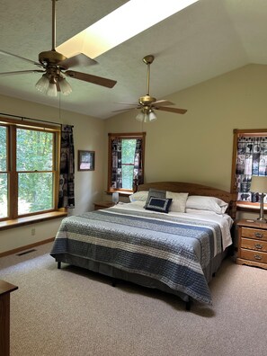 5 bedrooms, free WiFi, bed sheets - Spacious 4-bedroom cabin in charming Hayward on Windigo Lake (Hayward)