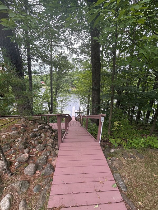 Property grounds - Spacious 4-bedroom cabin in charming Hayward on Windigo Lake (Hayward)