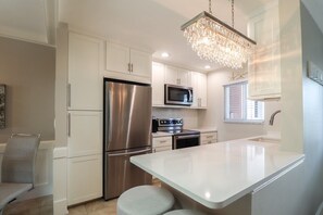 Microwave, oven, dishwasher, coffee/tea maker