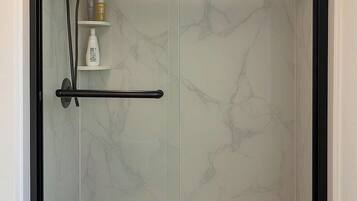 Dusche, Haartrockner, Seife, Toilettenpapier