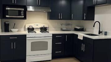 Kjøleskap, mikrobølgeovn, ovn og kokeplater