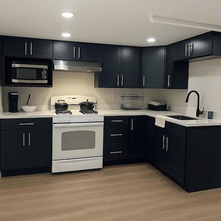 Fridge, microwave, oven, stovetop. 2BR Near SeaTac and Alki beach