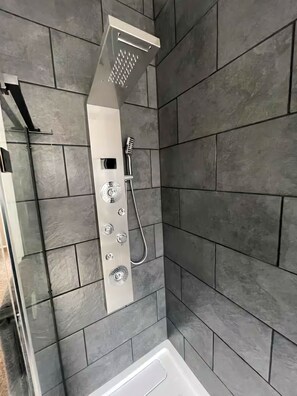 Een haardroger, handdoeken, zeep, shampoo