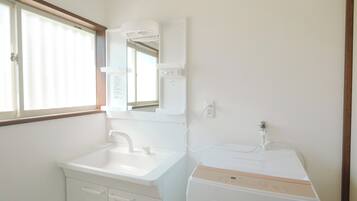 Townhome, Balcony, Garden View | Bilik Mandi